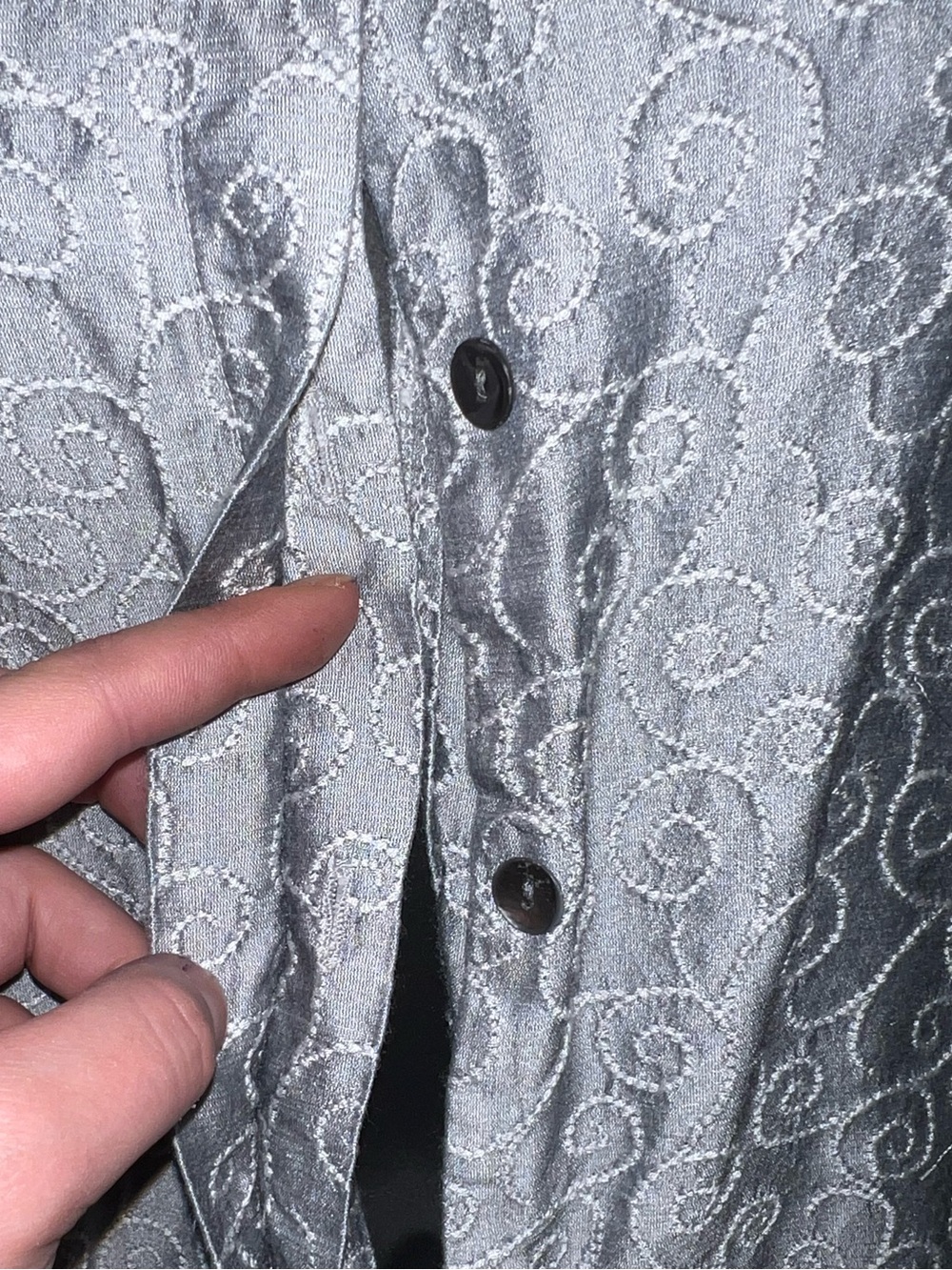Chico's Design Gray Textured Silk Embroidered Retro Flowy Button Up Shirt Size 2 - Picture 5 of 8